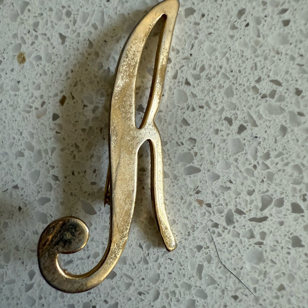 R broach gold tone vintage pin